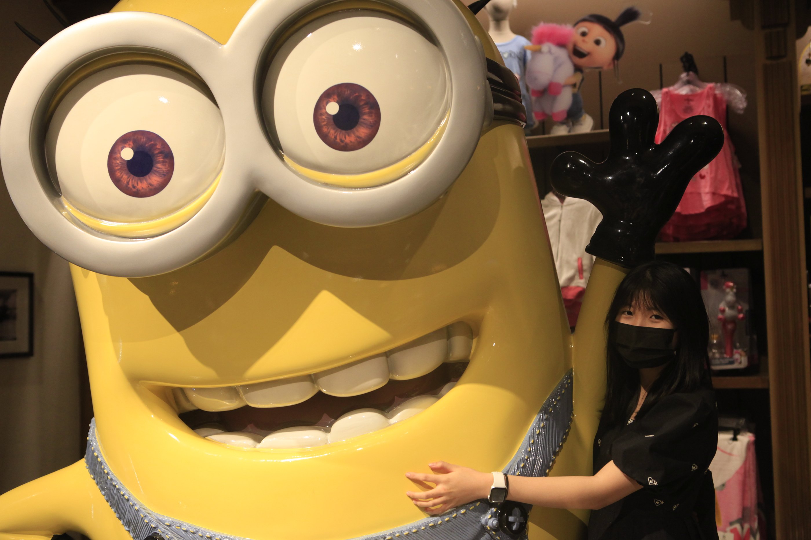 Cici beside a Minion at Universal Studios